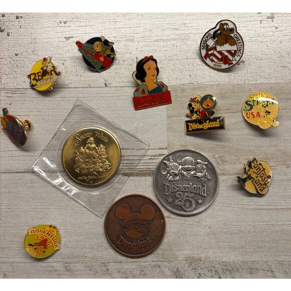 Lot of Disneyland Disneyword Cast Pins Coins Patch Vintage 80s - Picture 3 of 3